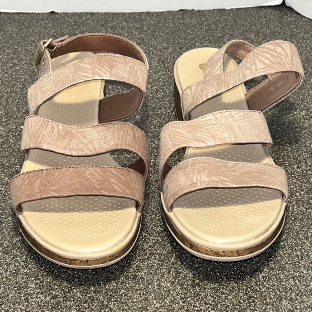 BZees: Women’s Size 8.5 Sandals